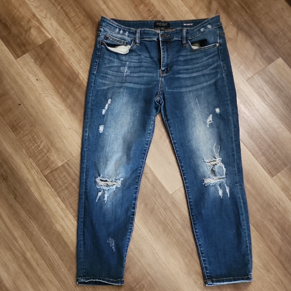 Judy Blue Distressed Cropped Boyfriend Jeans Size 32 Relaxed Fit Stretch Denim